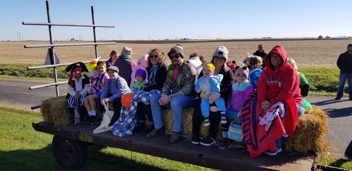 Mindy03422447's tweet photo. We had a great time hayrack trick or treating. Thank you to all of our neighbors who helped make it a success and thank you to the man above for the awesome sunshine! https://t.co/NoeJvXLgGb
