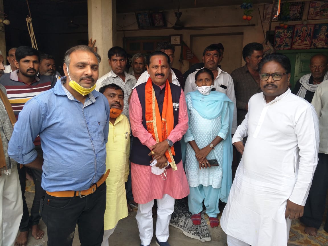 ijigneshbjp's tweet photo. गुजरात विधानसभा लिम्बडी उपचुनाव के उमीदवार श्री @KiritsinhMla जी के साथ में भाडला गांव में शाहपुर वार्ड के कॉर्पोरेट के रेखाबेन चौहान
कि टीम के साथ प्रचार प्रसार में... https://t.co/OCQsWdXaU3