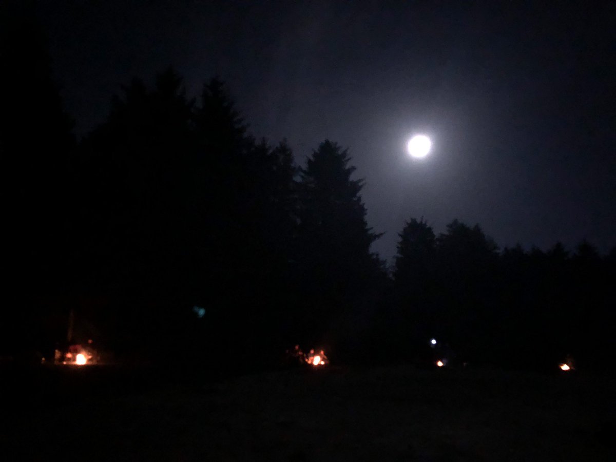 Keeper_Sis's tweet photo. #Halloween moon over #Chestermanbeach #tofino #westcoast #vancouverisland #bluemoon #fullmoon #beachfires https://t.co/PuTXPfXIUp