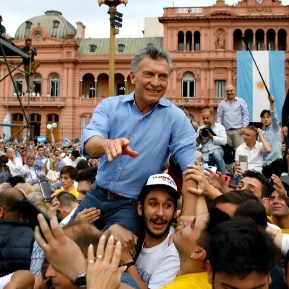 Emiliadel411's tweet photo. @Claudio_JxC Nadie se retira con  un 41%  en aumento. #MacriEsElLider https://t.co/3oXFtZlXzh