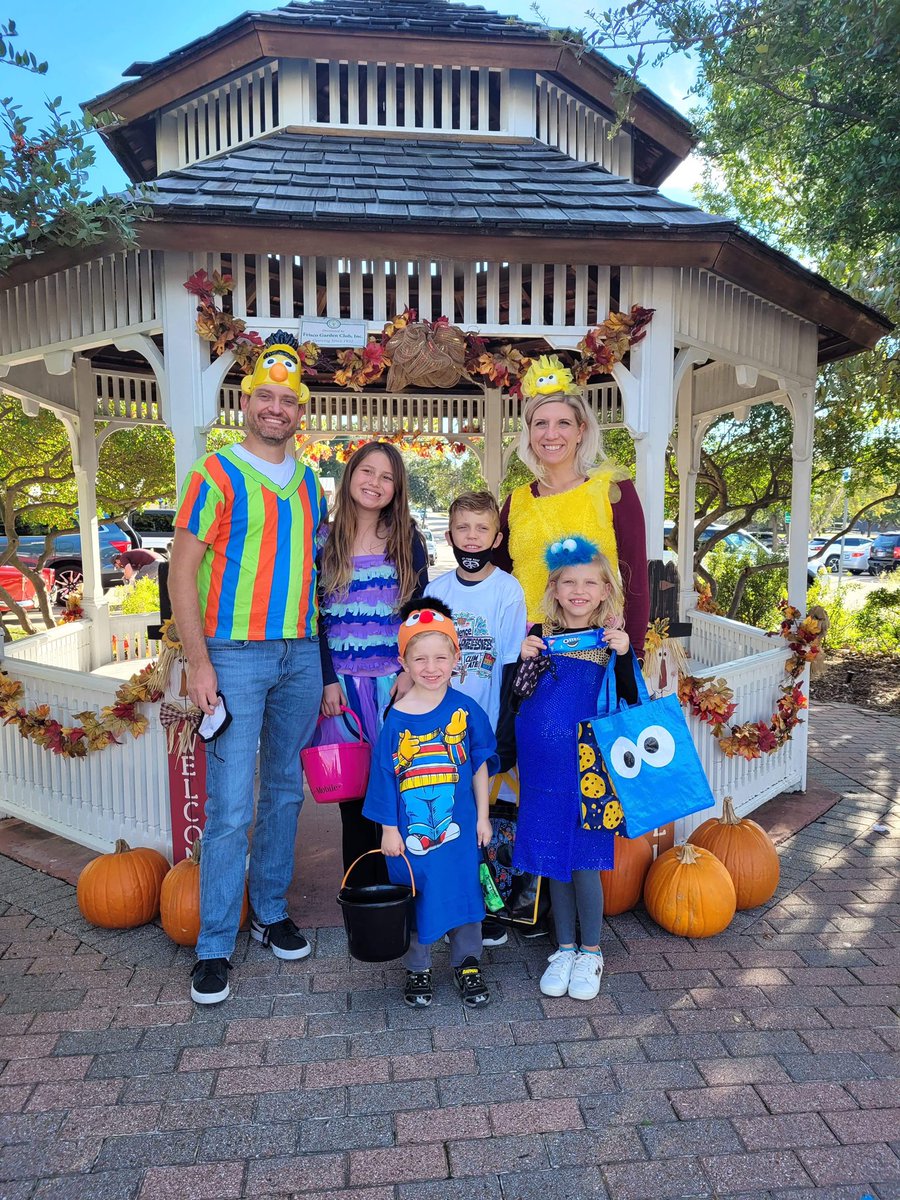 saozzy's tweet photo. @Mike_Katz @TMobile Pictured with our T-Mobile trick or treat bucket with my people from the (Sesame) Street. https://t.co/rYlCMfCpU4