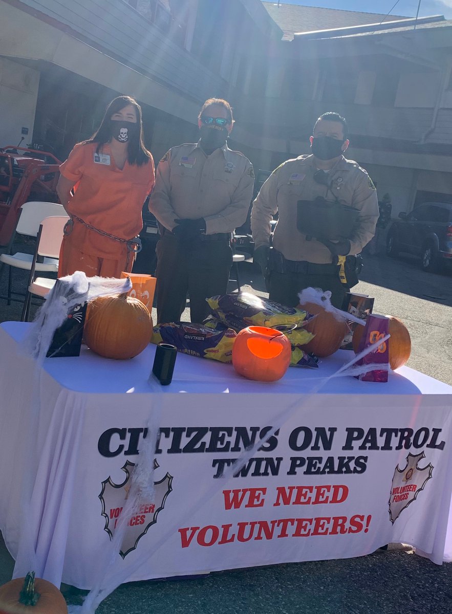SBCSDdlupear's tweet photo. Great afternoon at the Crestline drive thru trick or treating event at the LGE Park and Rec. Center. Thank you Rachel Hernandez and Deputy Maestas for helping give out candy to the kids!! https://t.co/mldg1N8TCN