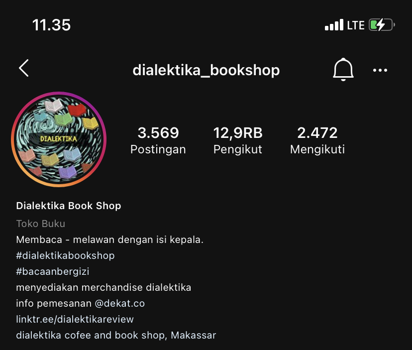 10. Dialektika Book ShopYang satu ini, ada toko bukunya, ada cafenya, ada toko suvenirnya, ada forum diskusinya. Lengkappp syudah bagi teman-teman di Makassar. bisa mampir ke twitternya  @cafedialektika atau IG mereka:  https://www.instagram.com/dialektika_bookshop/