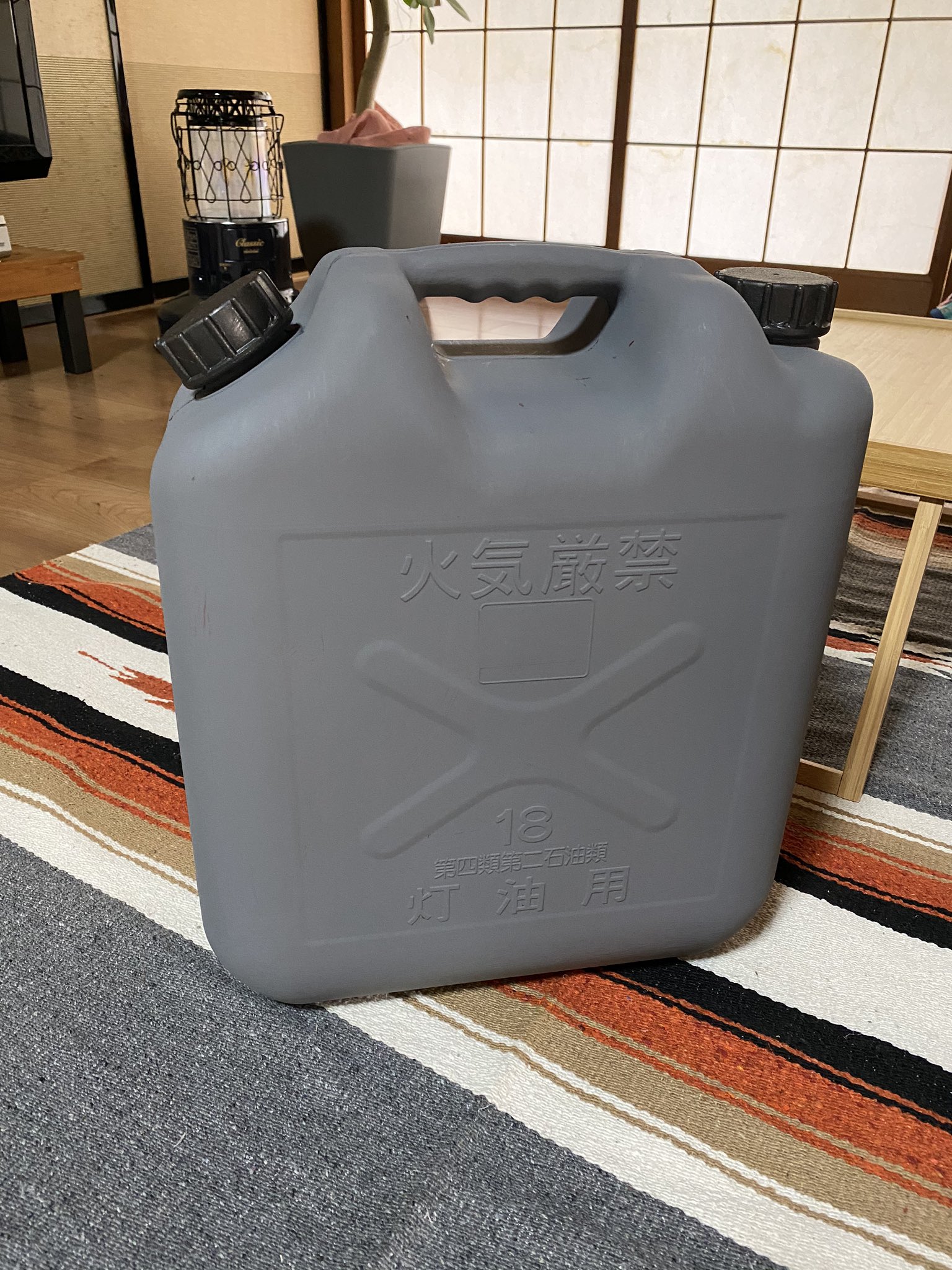 神山ともひろ 灯油タンクがおしゃれになった 赤いやつを カインズのkumimokuという水性塗料で塗っただけ 安いハケ1本でテキトーに塗ったけど 塗りムラは全然気にならず 蓋は黒に なんで灯油タンクは赤と青しかないんだろう ドイツの緑のやつは 神山ともひろ 灯油タンクがおしゃれになった 赤いやつを カインズのkumimokuという水性塗料で塗っただけ 安いハケ1本でテキトーに塗ったけど 塗りムラは全然気にならず 蓋は黒に なんで灯油タンクは赤と青しかないんだろう ドイツの緑のやつは