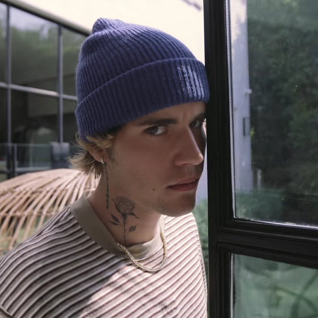 I'm voting for Justin Bieber for Artist of the Year at the #AMAs