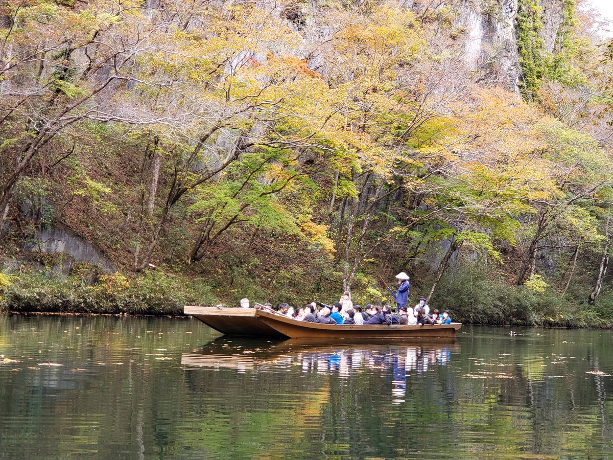 Keima 猊鼻渓の舟下りです 1時間半の長旅も折り返し 紅葉が見頃ですが 残念ながら曇ってきてしまいましたね でも 水が澄んでいて気持ちが良いです 猊鼻渓 岩手県 紅葉
