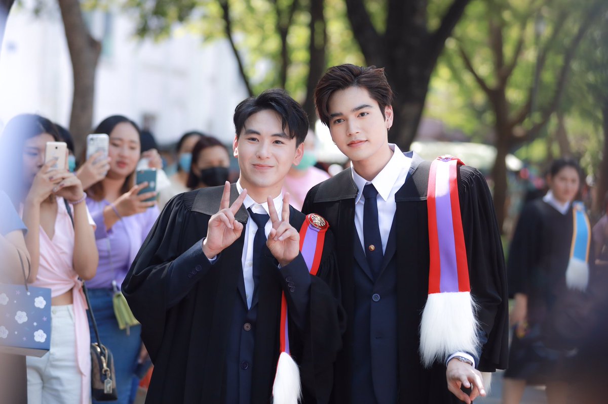 sky_aom's tweet photo. มาร์คมีนขนาดรับปริญญายังรับต่อกันเลย อยู่ด้วยกันทุกช่วงเวลาของชีวิต เป็นความสัมพันธ์ที่น่าอิจฉา ยินดีด้วยอีกครั้งนะคะเจ้าเด็กทั้งสอง #MarkMeanGraduationDay https://t.co/LrvcAAG3GV
