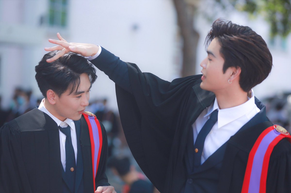 sky_aom's tweet photo. มาร์คมีนขนาดรับปริญญายังรับต่อกันเลย อยู่ด้วยกันทุกช่วงเวลาของชีวิต เป็นความสัมพันธ์ที่น่าอิจฉา ยินดีด้วยอีกครั้งนะคะเจ้าเด็กทั้งสอง #MarkMeanGraduationDay https://t.co/LrvcAAG3GV