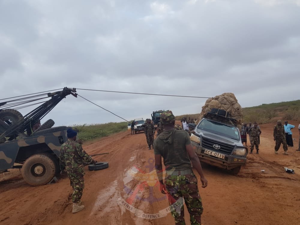 kdfinfo's tweet photo. Blessed Sunday!

Sometimes, help appears instantly.

Kenya Army troops enroute to other duties along the Garissa -Hola Road  saw this civilian vehicle that had overturned along the road. They stopped and successfully recovered the civilian vehicle.  

#staysafe https://t.co/Vc506gVZcj