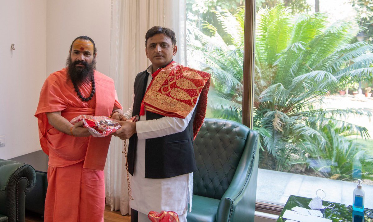 yadavakhilesh's tweet photo. आशीर्वाद के कुछ असीम क्षण... https://t.co/XdRYmAFpk7