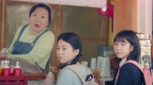 when other guys came to the stall for injae, he was initially there for the corndogs. although unintentional, it probably gave dalmi a sense of comfort, that not every guy is coming for the sole purpose of chasing injae’s attention.