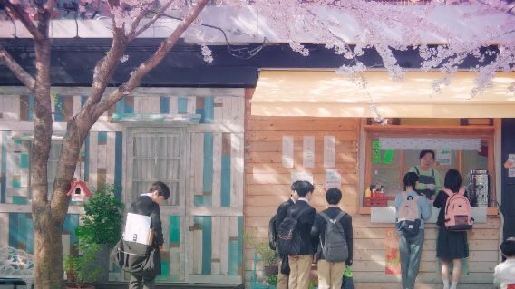 when other guys came to the stall for injae, he was initially there for the corndogs. although unintentional, it probably gave dalmi a sense of comfort, that not every guy is coming for the sole purpose of chasing injae’s attention.