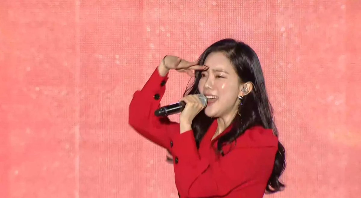 hellokpop's tweet photo. #KimNaHee is shooting "cupid arrow" everywhere, paired with her pleasant aura on stage! We're loving it 😍

#KMDF #KMDF2020 #KoreaMusicDriveInFestival 
@Overlook_KMDF https://t.co/2IU5nbksa3