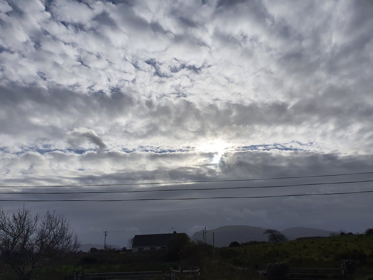 lyn_foley's tweet photo. Day 306 of #100daysofwalking #365daysofwalking #walkingthroughthecrisis #WalkingThroughLockdown2 #5kmfromhome #Sligo #Ireland #WildAtlanticWay 
Ohhhh clouds. https://t.co/S4bJ5bE9sq