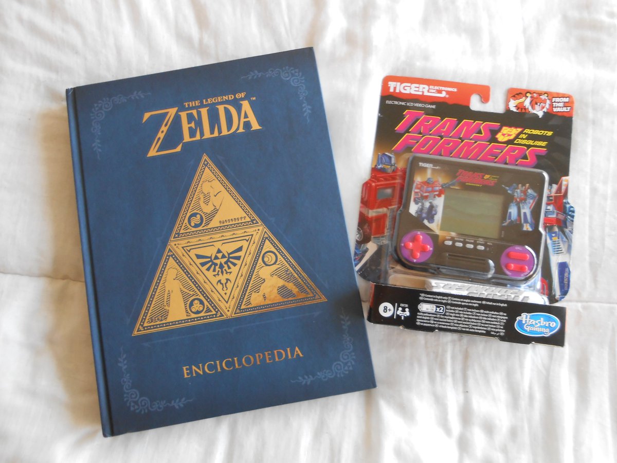 RINCONMAQUINITA's tweet photo. Hoy es mi 16 aniversario con @AndieKyoko y mirad lo que me ha regalado!!! La enciclopedia de #Zelda y la #TigerLCD de #Transformers! 😍 https://t.co/6FpACD37Qi