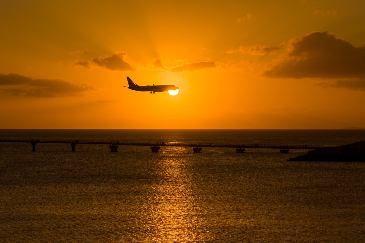 ゆうや 那覇空港の第2滑走路が出来て これは瀬長島から夕日を絡められるのではと 撮影してみました 夕日と飛行機 夕日 飛行機 那覇空港 瀬長島 Sunset Airplane Okinawa Nahaairport T Co 1hprt8chnm Twitter