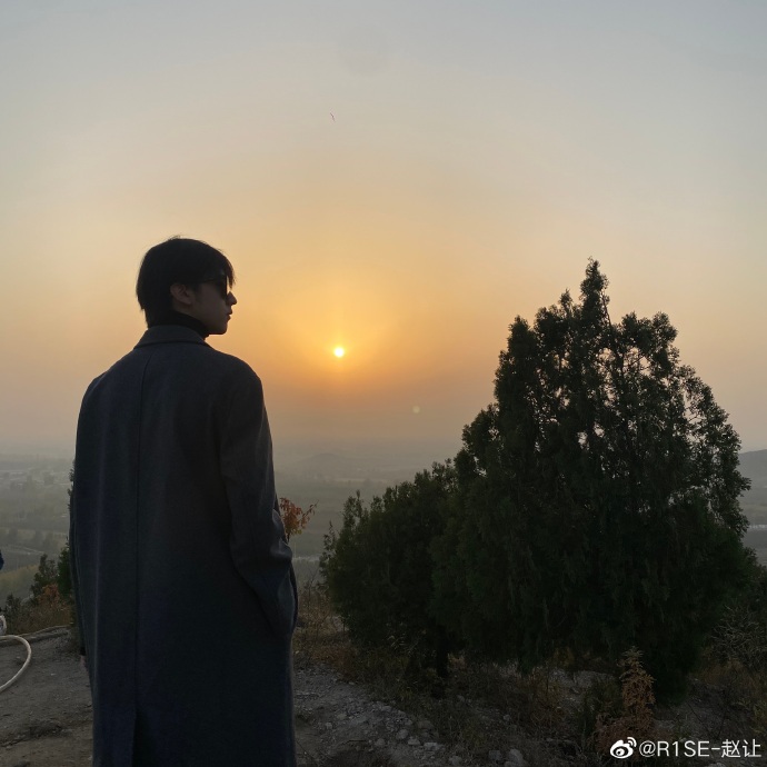 R1SEupdates's tweet photo. 201101 R1SE-赵让 Weibo Update
[TRANS]

November, keep fighting ⛽️ Workers 💪
Walk the road that's an easy choice for you, not the easy road 🚶
Not tired and not ordinary, just do it!! (1/6)

♫ #创造营2019 #ProduceCamp2019 
#赵让 #ZhaoRang #R1SE https://t.co/VcB1xg7mSI