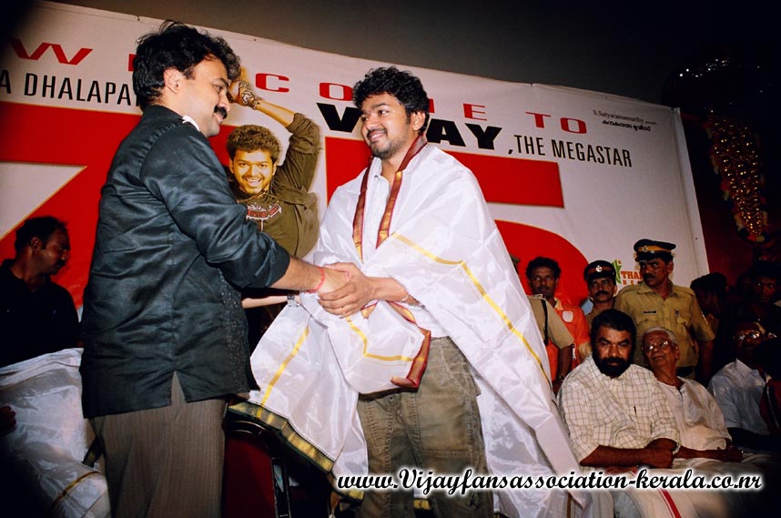 ActorVijayFP's tweet photo. Pokkiri 75 Days Celebrations in Kerala ❤ 
#Master @actorvijay @MasterOfficiaI #Vijay #KERALAതമിഴ്മകൻവിജയ് https://t.co/iEY67mFvD2