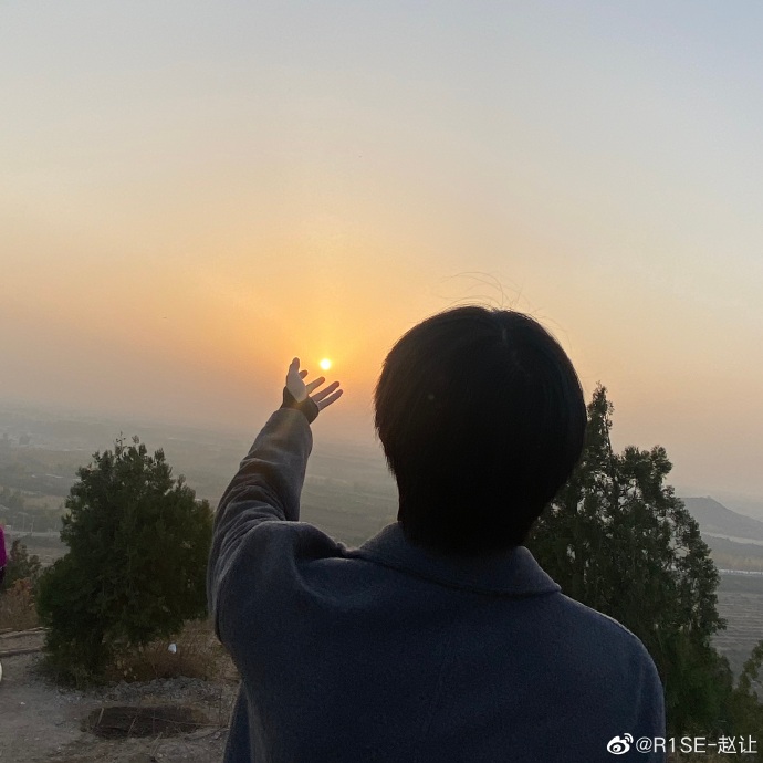 R1SEupdates's tweet photo. 201101 R1SE-赵让 Weibo Update
[TRANS]

November, keep fighting ⛽️ Workers 💪
Walk the road that's an easy choice for you, not the easy road 🚶
Not tired and not ordinary, just do it!! (5/6)

♫ #创造营2019 #ProduceCamp2019 
#赵让 #ZhaoRang #R1SE https://t.co/RVIEaDlvbR