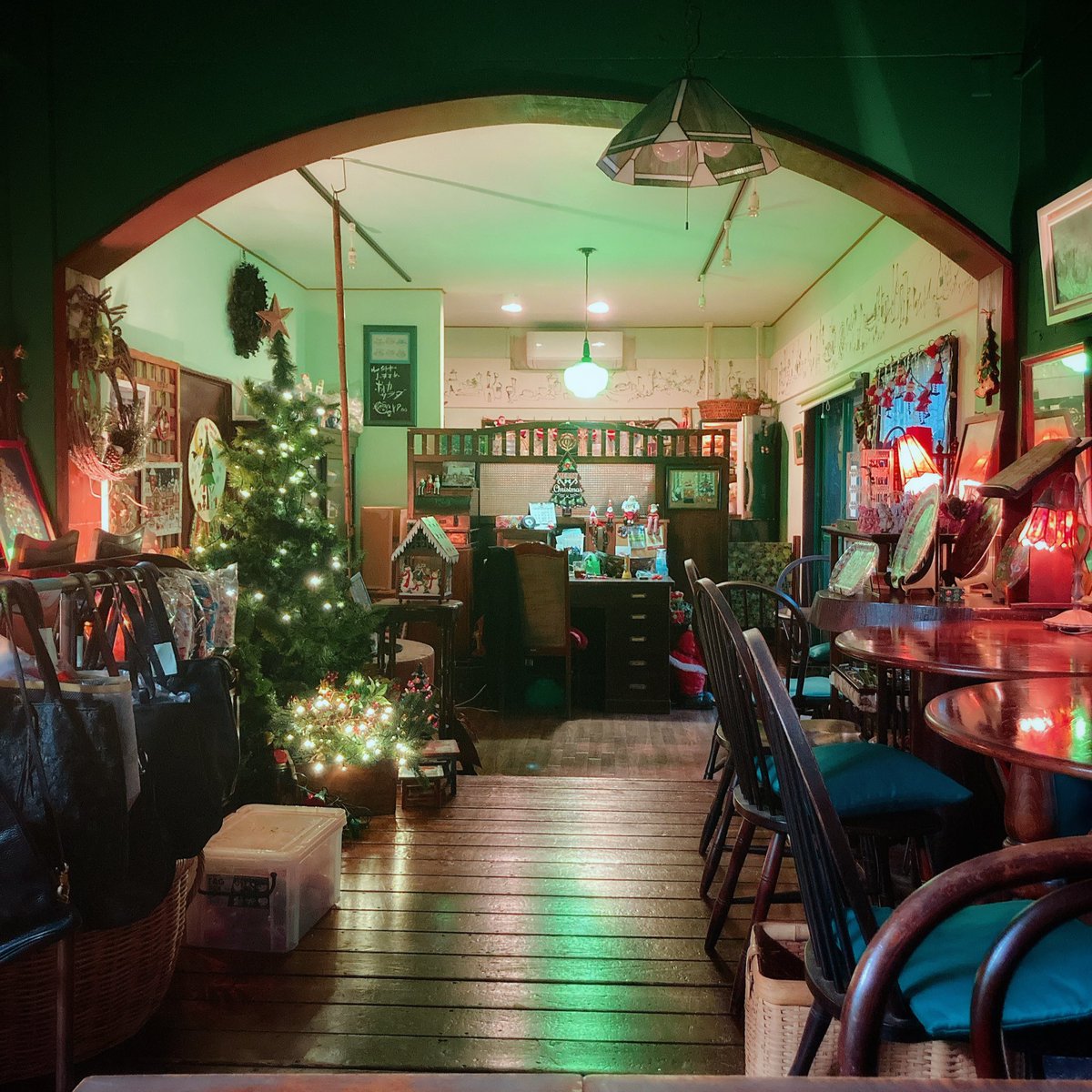 nahanohana's tweet image. いつもと違う街を散歩してて、ふと入ったカフェがクリスマスランドだったのでおうちに帰れない覚悟をした。
#NOS4A2