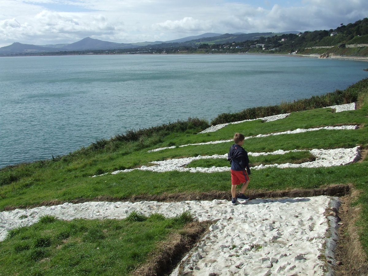 Part way up Vico Road, there's a tiny path leading down to the sea, áit deas sa samhradh for swimmers, and the site of a WWII "EIRE" sign in the hillside