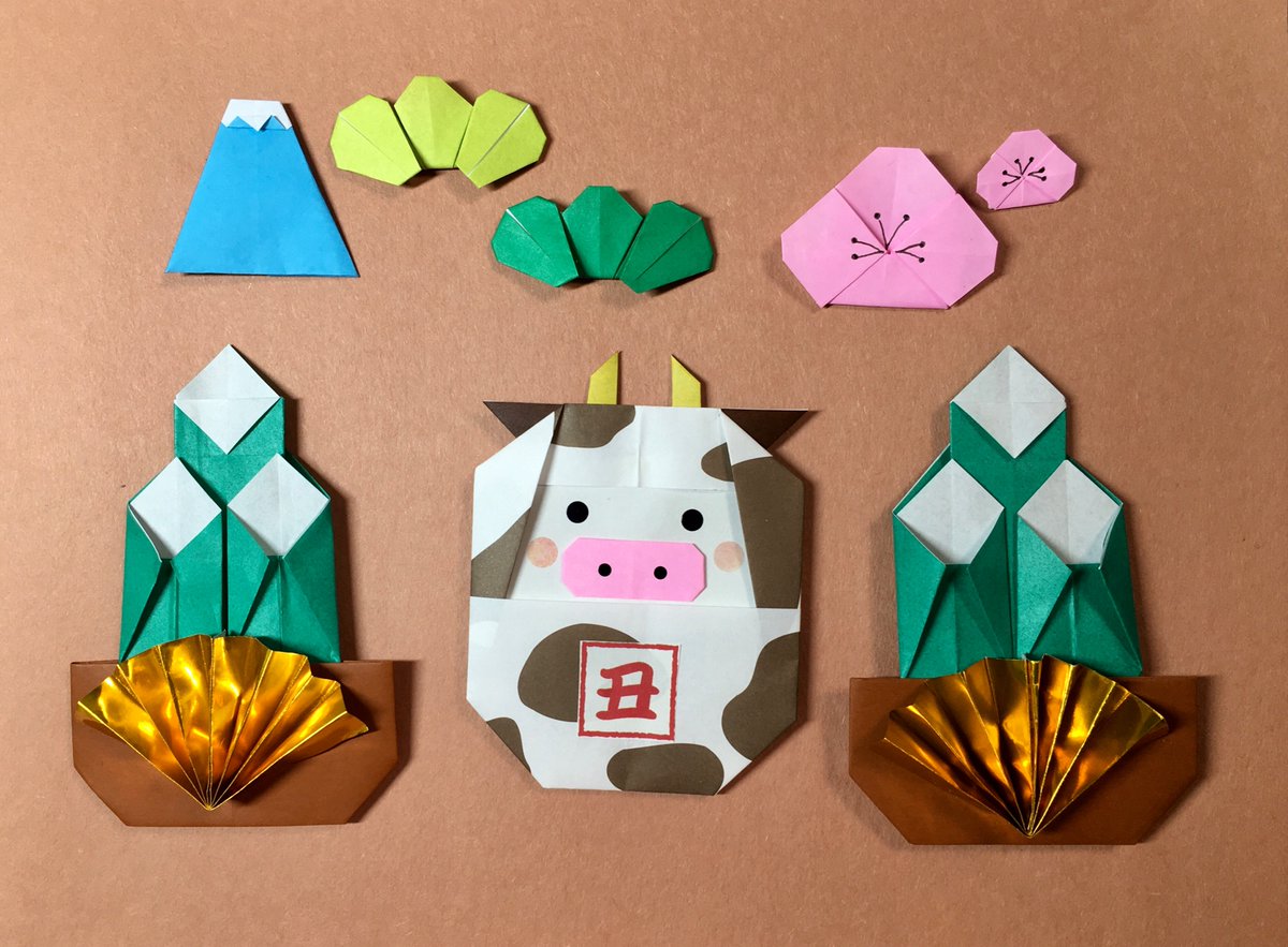スロースロー カミキィさん考案 可愛い牛君ができました うしだるまです まだまだ リースにするので色々折ってみたいと思います 牛の柄の折り紙だと雰囲気でます カミキィ うしだるま お正月かざり