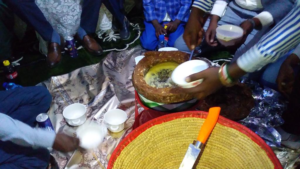 AbdiazizAlih's tweet photo. #Aroosyadii  #LafaCiise Iyo #SheedDheer, #Awbarre

Saaka waxaan ka qayb galay Laba Xaflad Meher OO ka kala dhacay Magaalooyinka Lafaciise iyo Sheed Dheer. Qaabka naloo sooray waxaa uu ahayd mid aan ula dhacay. Laba Xafladoodba waxaan ku Cunay Xeedho https://t.co/TsPwfk8tDK