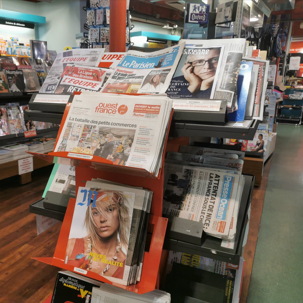 PatriciaPanzani's tweet photo. #Confinement2 L'occasion de lire la #presse, plus que jamais utile. L'occasion aussi de soutenir le commerce de presse près de chez soi #commercedeproximité https://t.co/xtzdiJb9Iz
