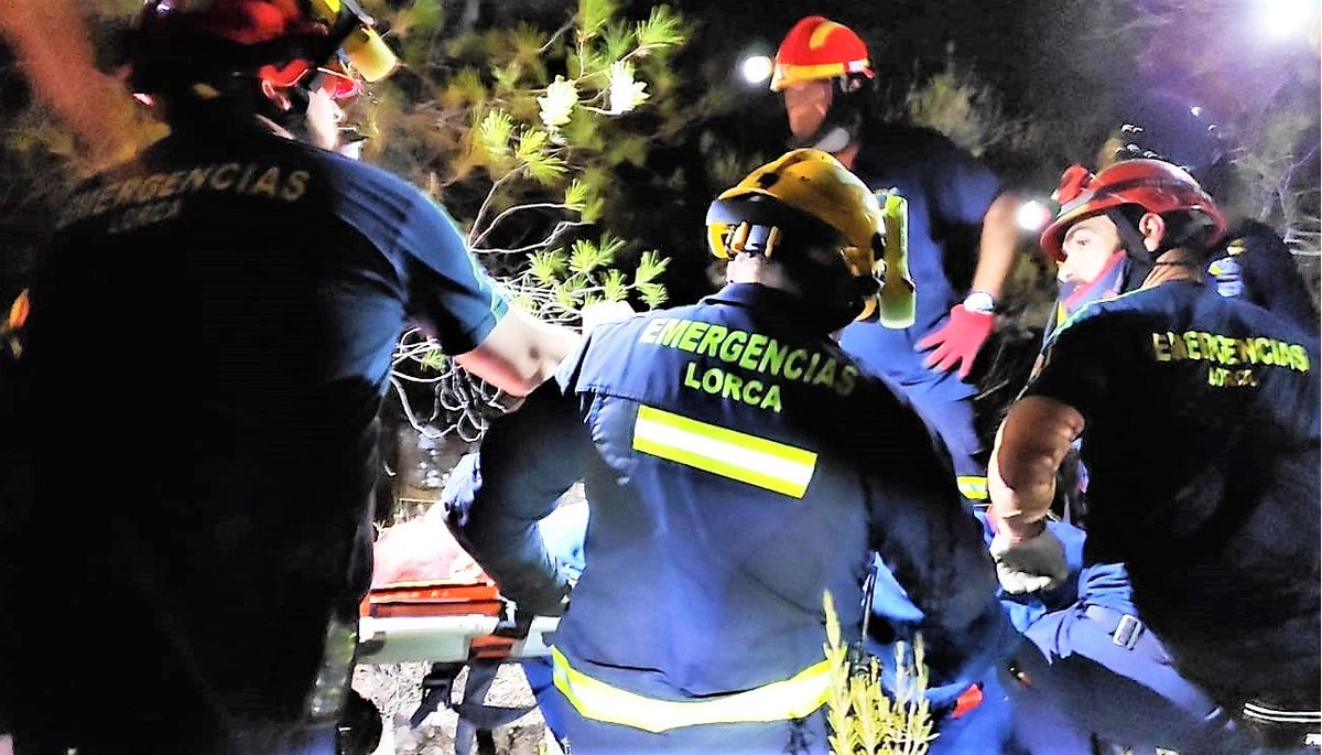 AytoLorca's tweet photo. El Servicio Municipal de Emergencias de #Lorca @112Lorca  rescata a un senderista 🚶‍♂️ tras sufrir una caída grave en ⛰️ El Cejo de los Enamorados.

🔗 https://t.co/c0COsHoUNx https://t.co/flQCssmR9R