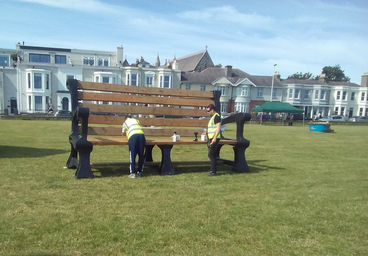 I love this stretch of coast - whether you run, walk, cycle, roll along the coast here, i gcónaí tá rud éigin suimiúil le feiceáil