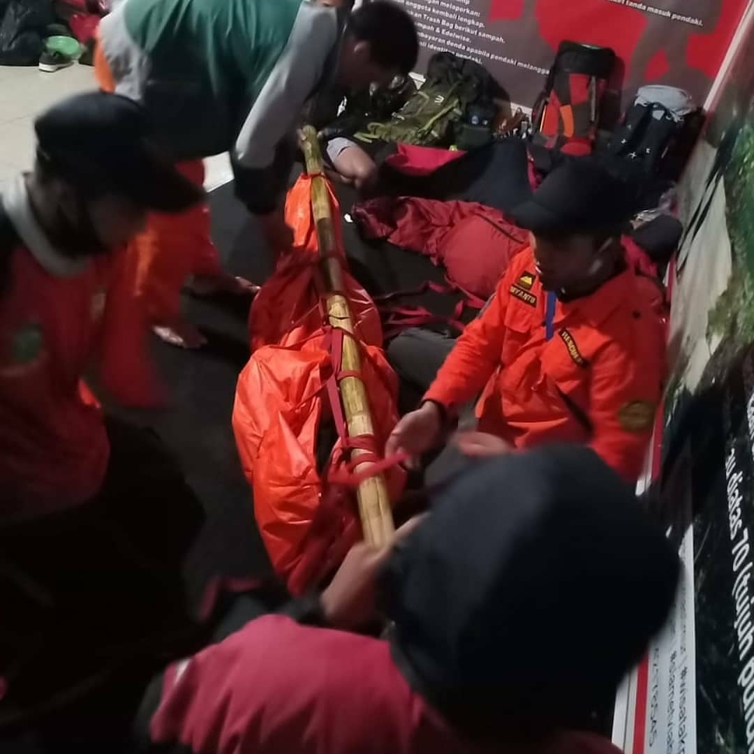 pendakilawas's tweet photo. Temen wanita Drop, rombongan lapor TIM SAR, si cewek dibawa tim SAR, temen-temen rombongannya gak ikut turun tapi lanjut naik 😌

Slamet Via Bambangan, 30 Oktober 2020 https://t.co/a6HXCtWH07
