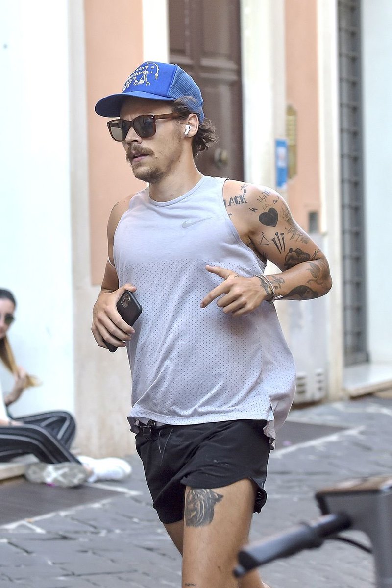 canyonmooneroda's tweet photo. running from the bullets ๐โ๏ธ
#harryween #HarryweenNight #HarryStyles #Halloween2020 https://t.co/uMb6Sw2nAF