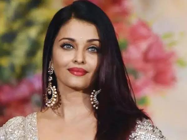 smc_styles's tweet photo. Happy Birthday #AishwaryaRai
Mam...😍🎂🍭🍬🍫🎈🎉💥

Wishes on behalf Of All 
#ChiyaanVikram fans ❤

#HappyBirthdayAishwaryaRai
#HBDAishwaryaRai

#HBDAishwaryaRaiByCVF https://t.co/4oR7QUDOGx