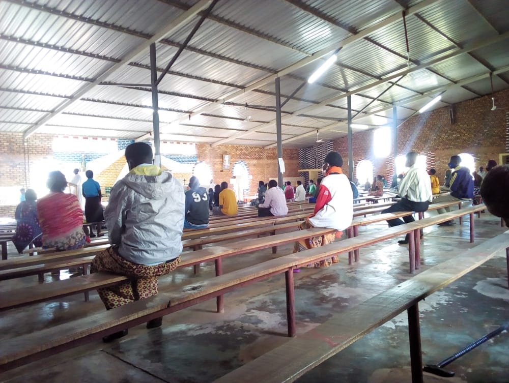 MutenderiV's tweet photo. #Nonaha urubyiruko rwa @MutenderiV ruri mu bukangurambaga bwo kurwanya #COVID19 kuri kiliziya ya paroisse #BARE aho bari gukangurira abitabiriye igitambo cya misa #gukarabaintoki bakoresheje amazi n'isabune, #kwambaraagapfukamunwa neza no #gusigainteraihagije hagati yabo basenga https://t.co/7FbAe8tg25