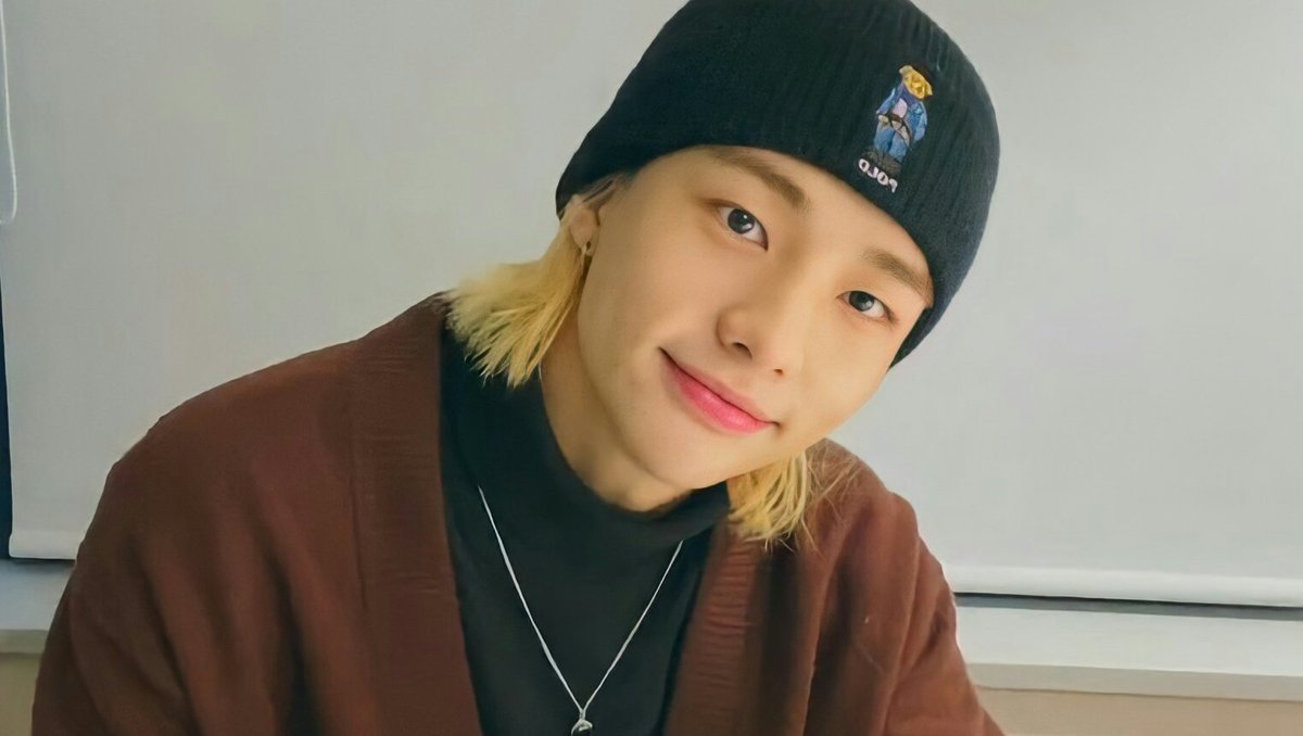 hyunjinpost's tweet photo. yes, we're all in love with hyunjin https://t.co/49AGnSIc8D
