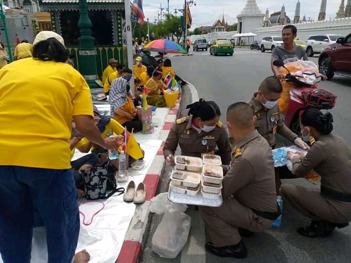 OQy3cbOkpEdRKmN's tweet photo. #ม็อบ1พฤศจิกา
ข้าวพระราชทาน
แต่มึงหารู้ไม่ ที่มึงแดกคือเงินภาษีพวกกู https://t.co/XU2PmNBuJy