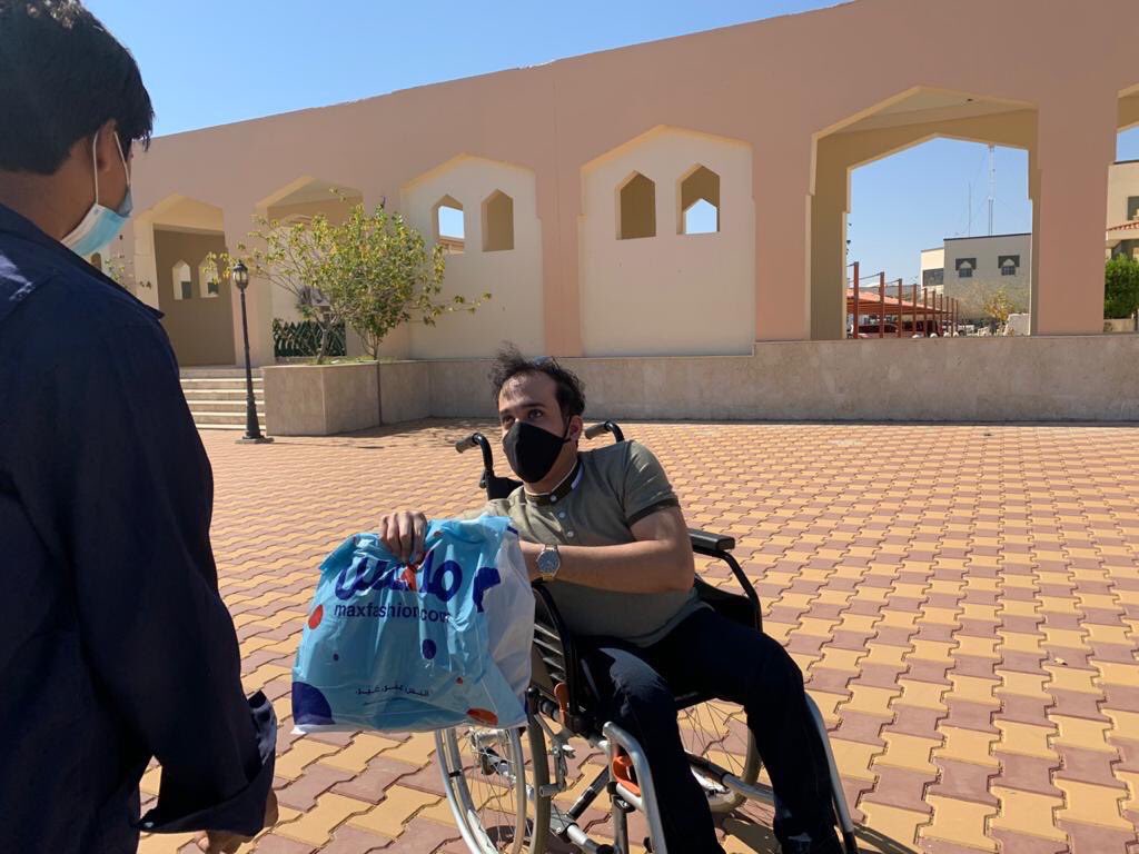 A_Dose_of_Hope's tweet photo. #خبر🖊📰|ضمن الأعمال الخيرية قام عدد من أعضاء فريق جرعة أمل بتنفيذ مبادرة "كسوة الشتاء" وتوزيعها للعمالة 
داخل أسوار جامعة الطائف وخارجها مع تطبيق كامل الإحترازات والإلتزام بإجراءات التباعد الإجتماعي ��إتباع الأنظمة للوقاية من فيروس كورونا المستجد
 #جامعة_الطائف_التي_نريد
 #تطوع https://t.co/MCXdqfCBEx