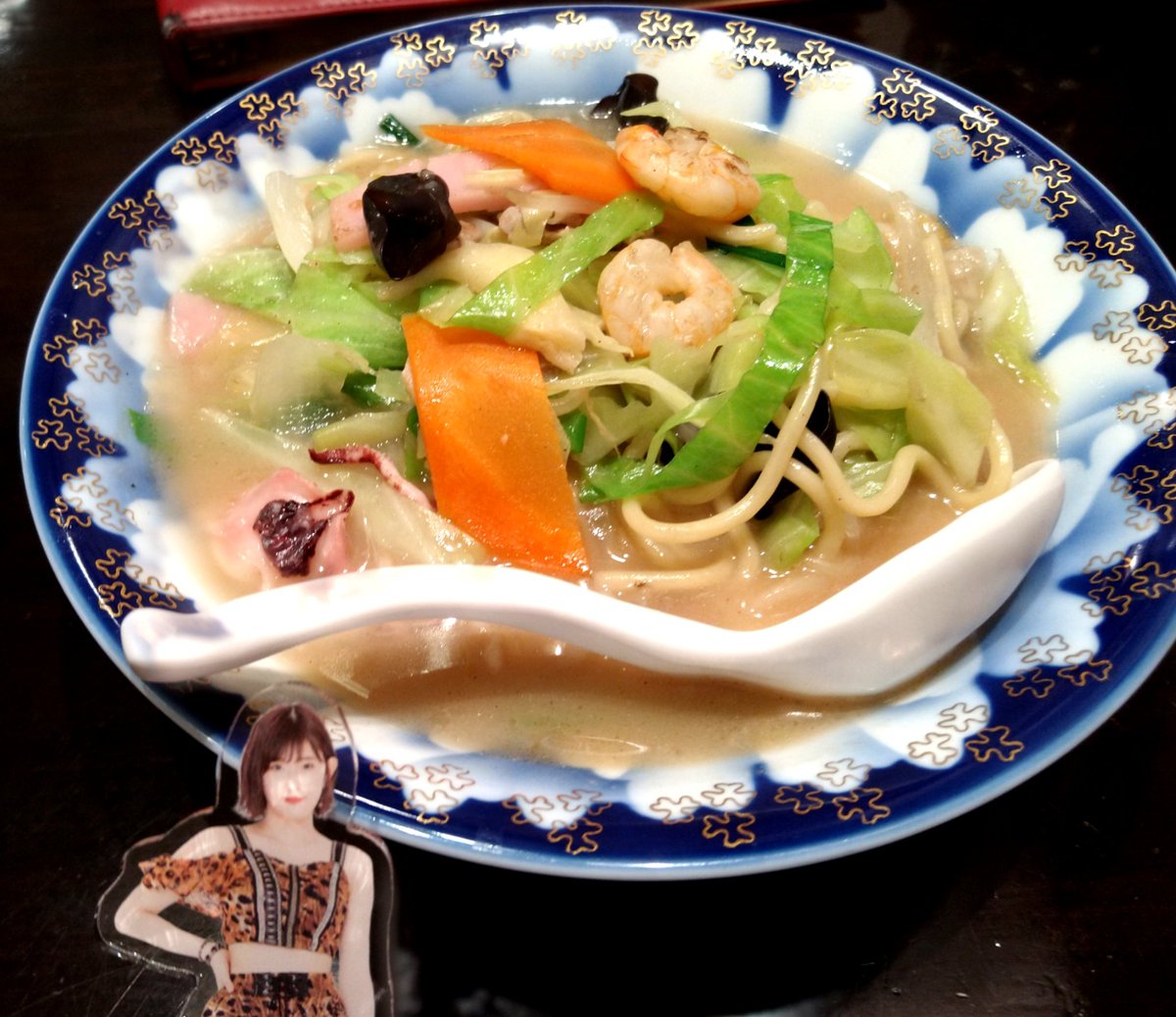 ট ইট র ふろま 無印のちゃんぽんとハトシ 上じゃなくても十分美味しいと思う 飽きないのでお酢もかけなかったね 具がたっぷりでゆっくり食べたかった ハトシは二枚構成で玉ねぎとエビのすり身 とパン 挟んでるというか分けて揚げてあるね 巻いてあったらかま