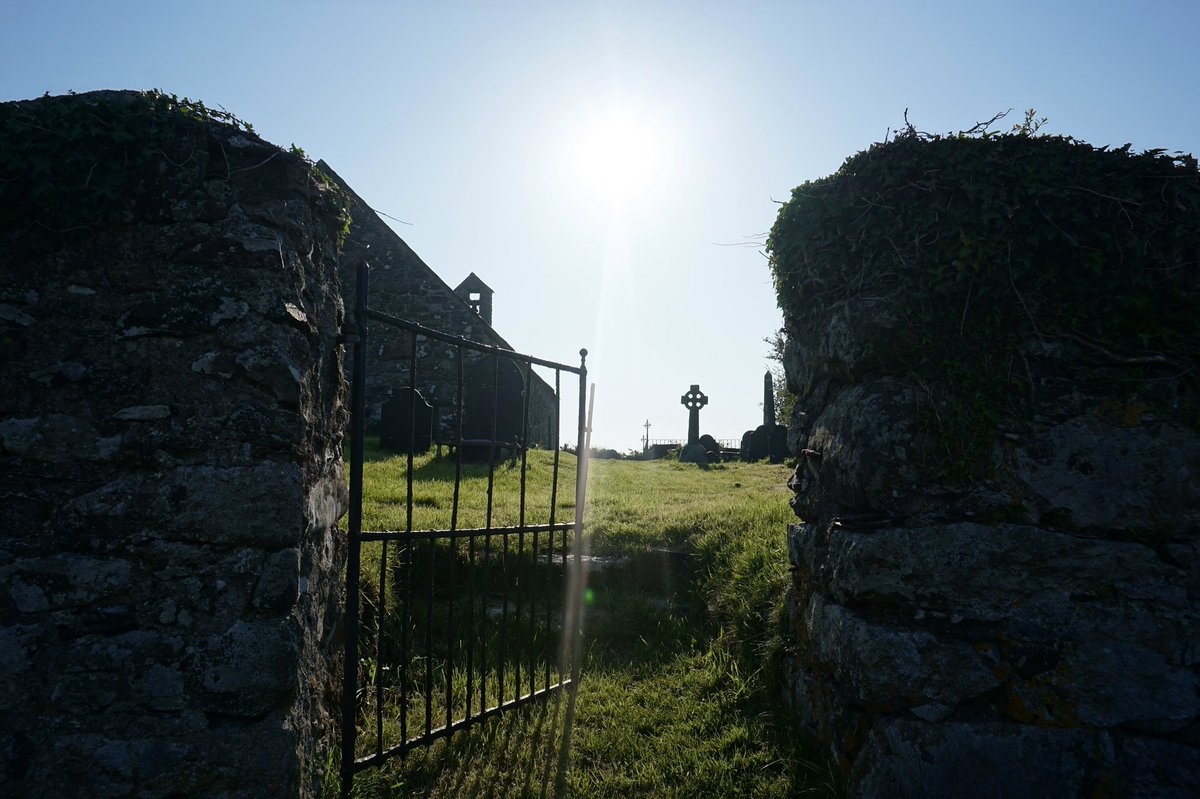 On the river near Llandeilo, a coracle capsized. The three men inside drowned. It was reported locally that just a few days before, passengers on the Carmarthen-Llandeilo coach had seen three corpse candles hanging over the water at the exact spot where the men drowned.(5/6)