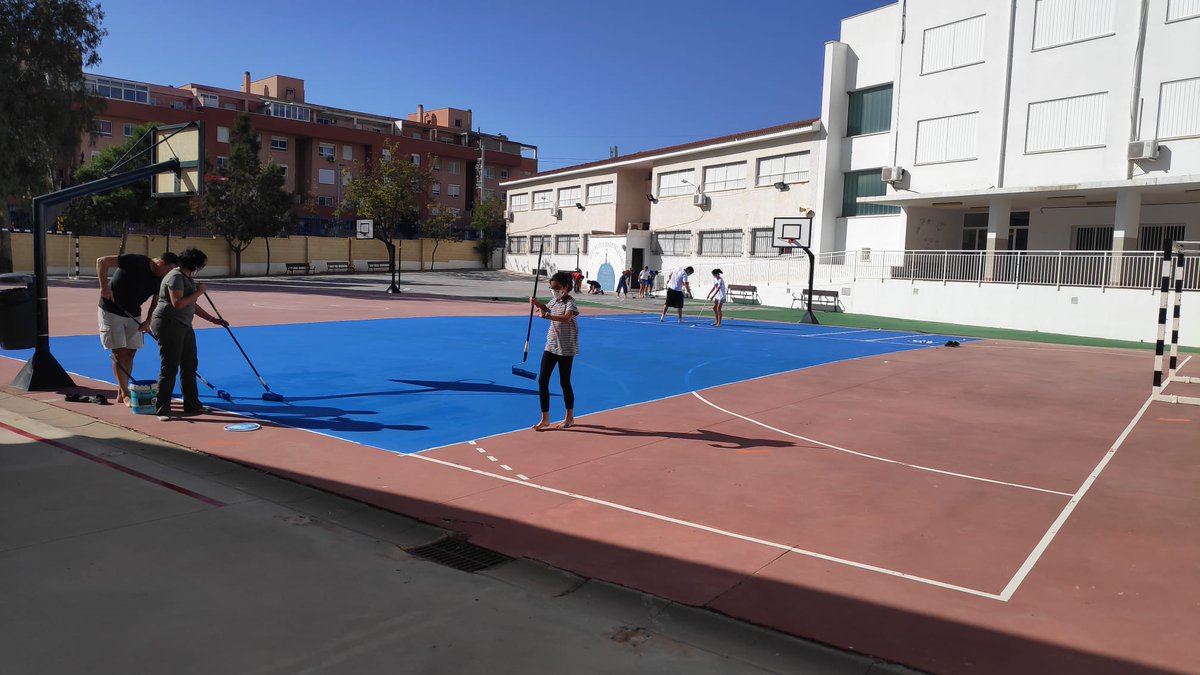 3cero5M's tweet photo. Todo se ha conseguido gracias al esfuerzo de los padres de, que no han cesado de buscar soluciones ante cada problema que ha surgido desde el inicio de nuestro club. Os vamos a poner algunas fotos del pintado de las pistas, para que podáis ver el trabajo y el resultado. https://t.co/XfRUAQIg0o