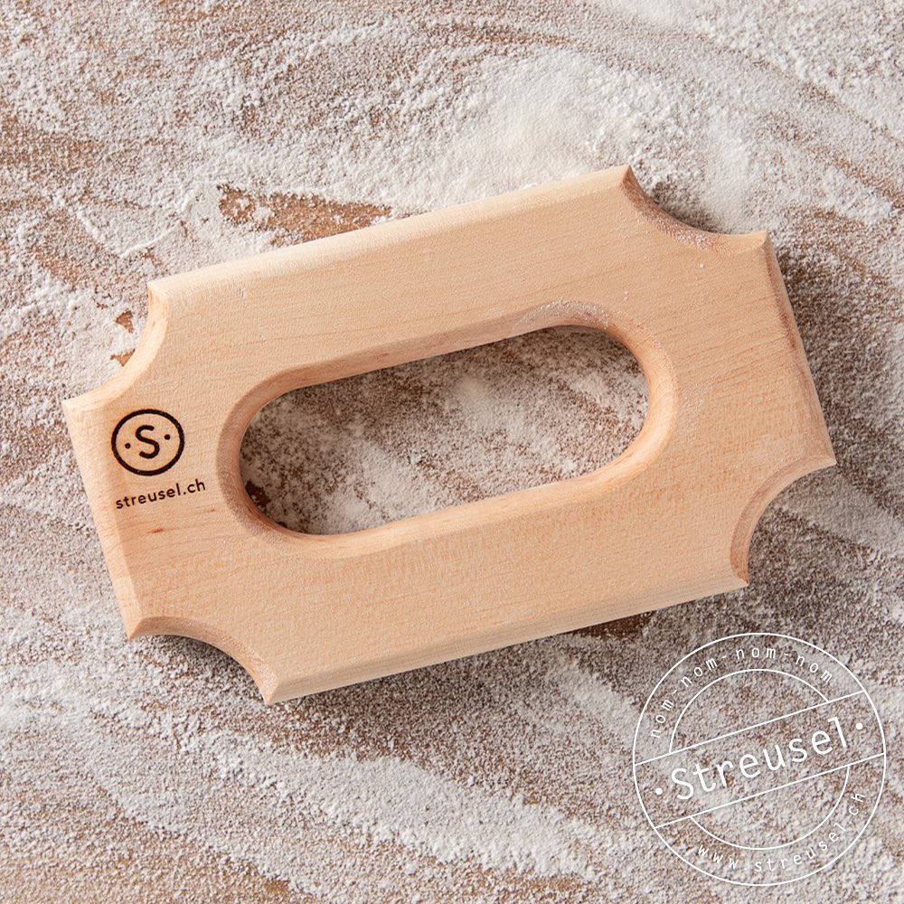 streuselCH's tweet photo. Der Streusel Weggli-Drücker aus Schweizer Holz ist endlich erhältlich!
Was man damit macht? Na die hübsche Kerbe ins Weggli drücken.
Das Tolle daran: Er ist #fair & von Hand produziert, #nachhaltig & 100% #swissmade.
•
Gleich bestellen: https://t.co/1c6B5NQUQn
•
#streuselch https://t.co/tWo3ixxBod