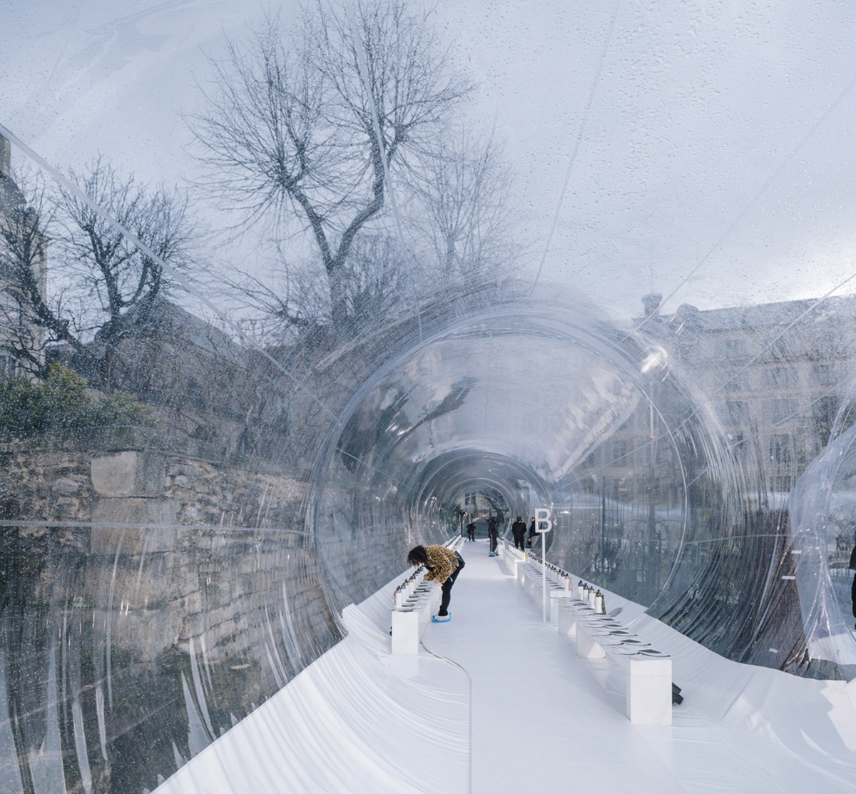 WACommunity's tweet photo. Dosis designs continuous inflatable stage for KENZO’s Fall-Winter 2020 Collection: https://t.co/fivDTdmTlh #paris #design https://t.co/cVHOB0q6pY