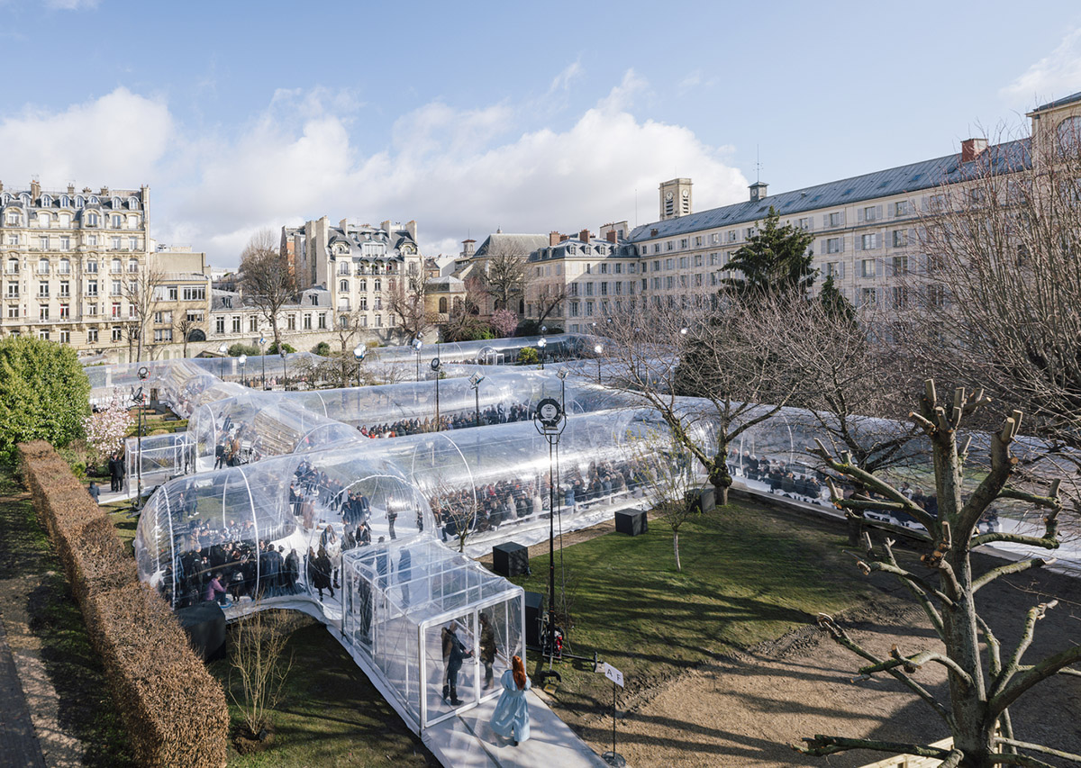 WACommunity's tweet photo. Dosis designs continuous inflatable stage for KENZO’s Fall-Winter 2020 Collection: https://t.co/fivDTdmTlh #paris #design https://t.co/cVHOB0q6pY