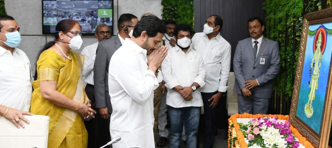 ShailajaReddi's tweet photo. తాడేపల్లిలోని CM క్యాంప్‌ కార్యాలయంలో అవతరణ దినోత్సవ వేడుకలు, పోలీసుల గౌరవ వందనం స్వీకరించిన అనంతరం జాతీయ పతాకం ఆవిష్కరించిన సీఎం శ్రీ వైఎస్‌ జగన్‌ గారు
అమరజీవి పొట్టి శ్రీరాములు విగ్రహానికి నివాళులర్పించిన సీఎం గారు, అనంతరం తెలుగుతల్లి, పొట్టి శ్రీరాములు చిత్రపటాలకు నమస్కరించారు https://t.co/r3ZQEkwU3d