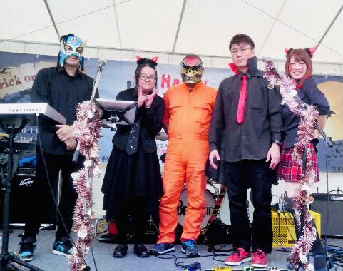 beatonic00's tweet photo. 見附新町商店街イベント、終了しました！
県内の美味しいものいっぱいの『どまんなかフェア』と『ハロウィンパレード』の二本立てで盛り上がってました。
てなわけで。我々がのっからないわけがない。
主役の子供達より目立たないように仮装ってみましたが。。。（笑）
さて次回のLIVEは11/7(土)ぜひ！ https://t.co/8YmKzZrZPR