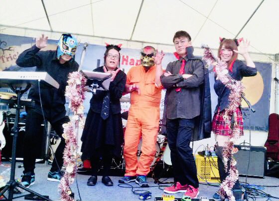 beatonic00's tweet photo. 見附新町商店街イベント、終了しました！
県内の美味しいものいっぱいの『どまんなかフェア』と『ハロウィンパレード』の二本立てで盛り上がってました。
てなわけで。我々がのっからないわけがない。
主役の子供達より目立たないように仮装ってみましたが。。。（笑）
さて次回のLIVEは11/7(土)ぜひ！ https://t.co/8YmKzZrZPR