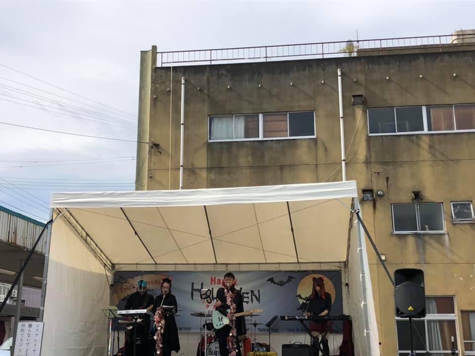 beatonic00's tweet photo. 見附新町商店街イベント、終了しました！
県内の美味しいものいっぱいの『どまんなかフェア』と『ハロウィンパレード』の二本立てで盛り上がってました。
てなわけで。我々がのっからないわけがない。
主役の子供達より目立たないように仮装ってみましたが。。。（笑）
さて次回のLIVEは11/7(土)ぜひ！ https://t.co/8YmKzZrZPR