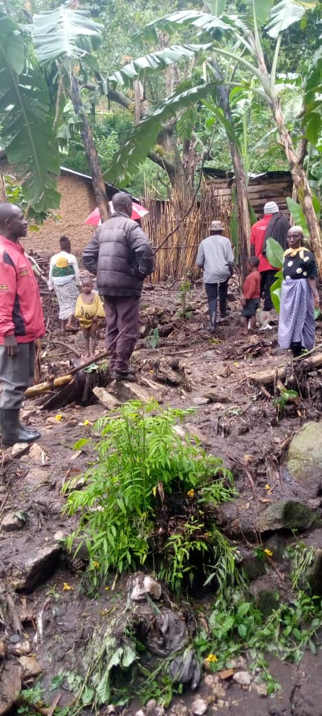 UgandaRedCross's tweet photo. Heavy rains have caused landslides and displacements in Kasese district. Our team on ground has conducted rapid assessment together with the @KaseseUg
Over 1200 families displaced.
#StandWithKasese #Malibalandslides @eu_echo @ifrc @IFRCAfrica @opmdpm @GovUganda @UNinUganda https://t.co/Qk4OsC0Zhz