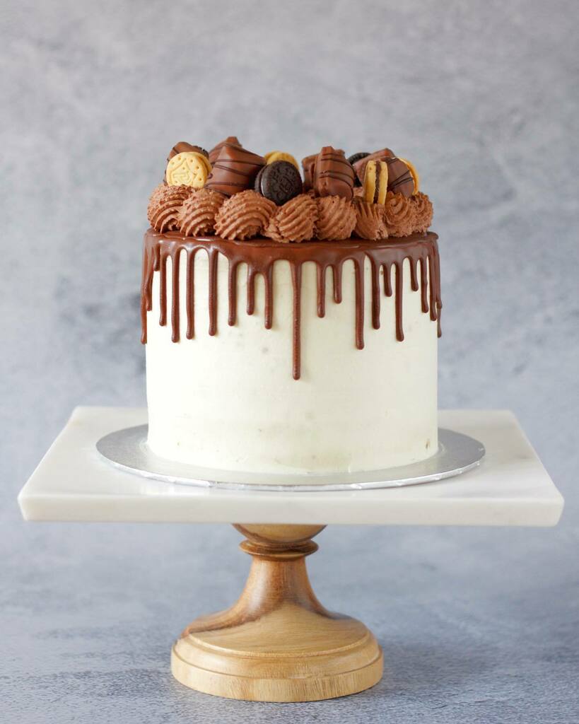 AliceBakery_es's tweet photo. Tarta de chocolate🎂🍫 con mini galletas: oreo, príncipe y kinder bueno 😍😋.
¡Gracias @besigo una vez más!🙏🏻❤️
•
•
•

#cumpleaños #happybirthday #tartadecumpleaños #dripcake #nuevatarta #chocolatecake #chocolate #cream #nata #oreo #galletasprincip… https://t.co/QThULA8n1K https://t.co/pIcPYMa43i