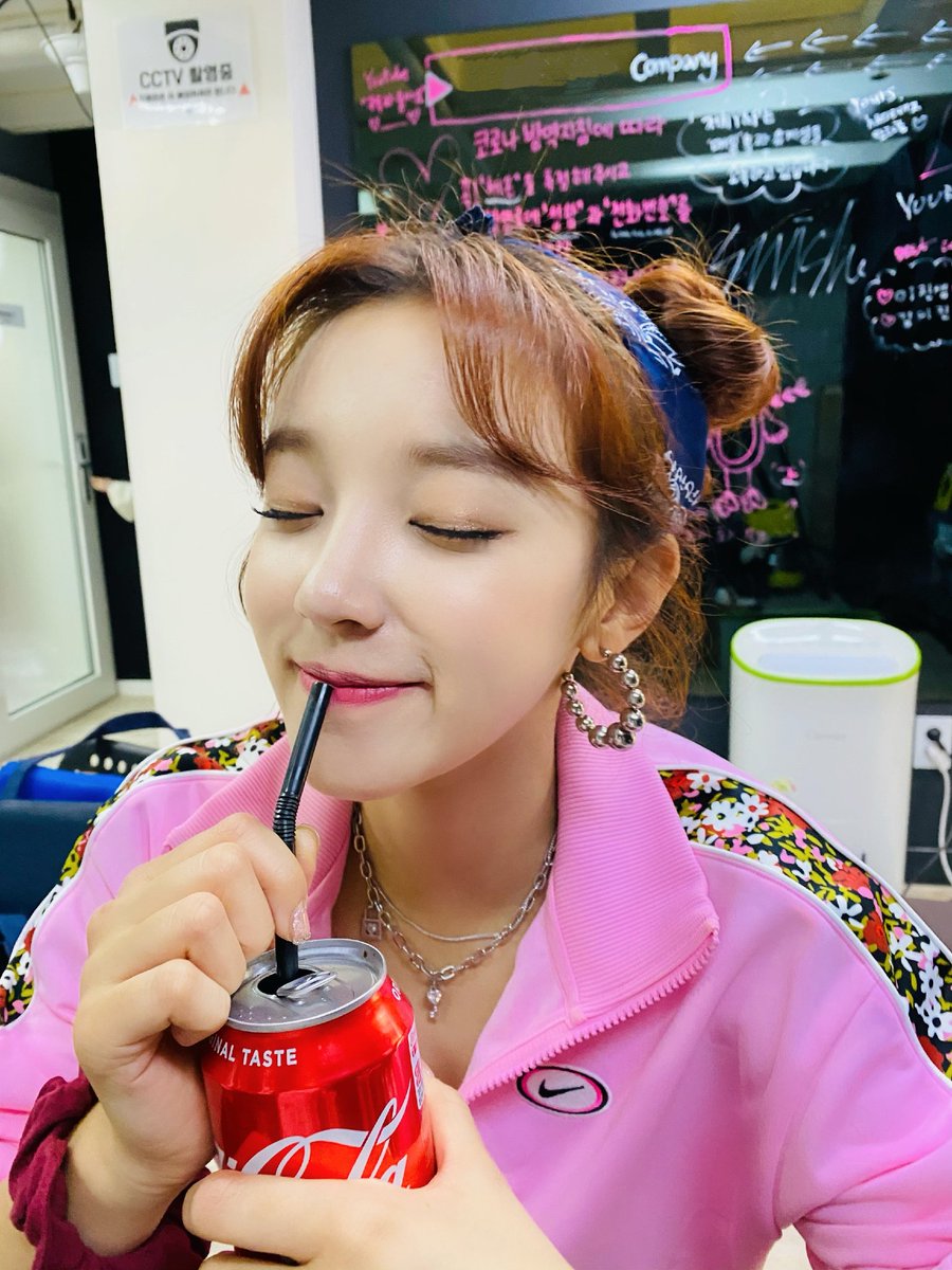 official_i_dle's tweet photo. [#우기] 오늘의 🎁
🐶🕶
우리 “런웨이브” 많이 많이 봐주세용���� https://t.co/AnasxZhOUK